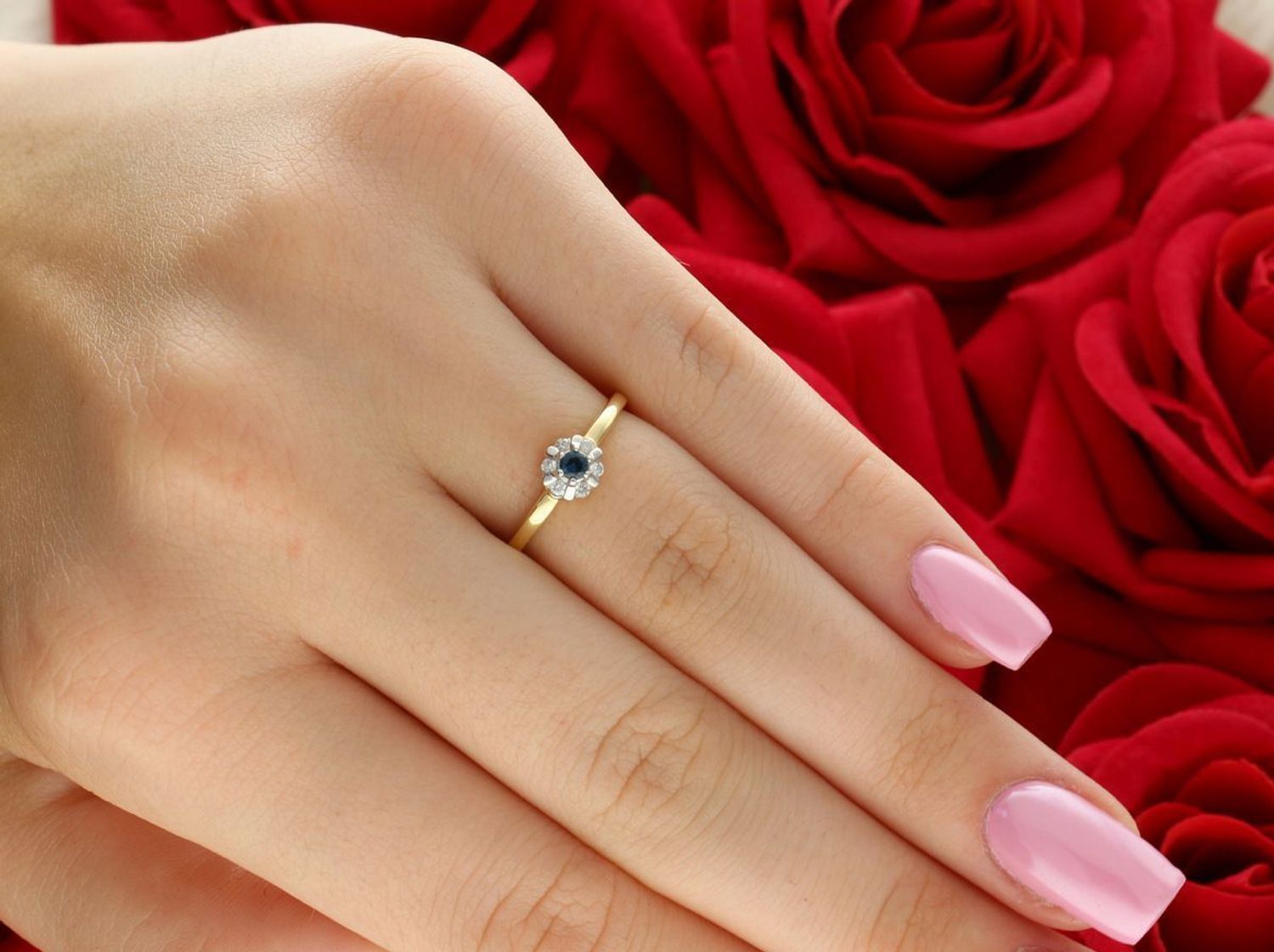 Pierścionek z żółtego złota 585 z szafirem 2,5 mm i 6 diamentami 0,07 ct (SI2H). Wzór w kształcie kwiatu. Delikatna, romantyczna biżuteria z certyfikatem.1.jpg